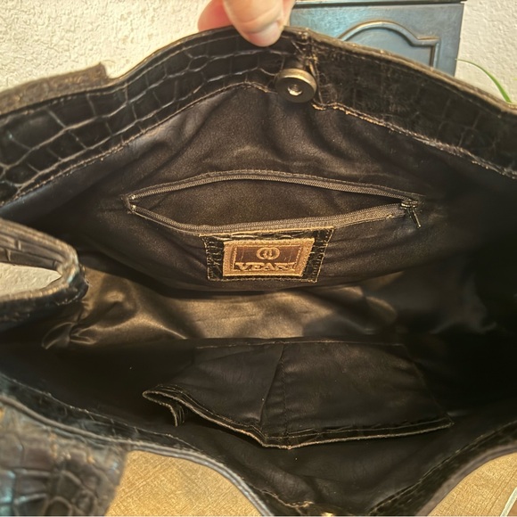 VEARI
	•	Style: Large black tote or shoulder bag - Picture 7 of 13